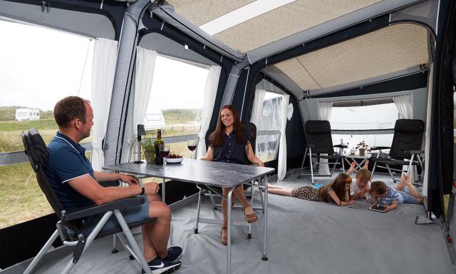 Ampia zona giorno con soffitto alto